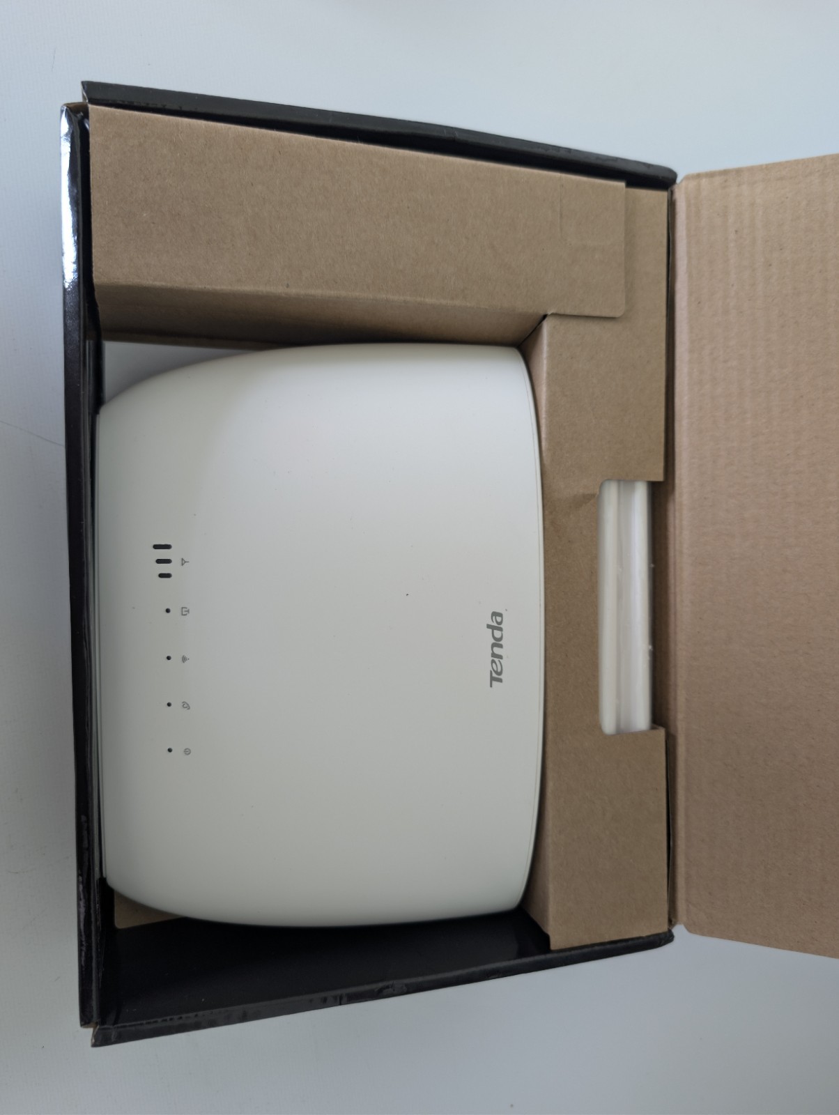 Tenda N300 Wi-Fi 4G VoLTE Router, model 4G06 SIM card Not Detected, Adapter Incl