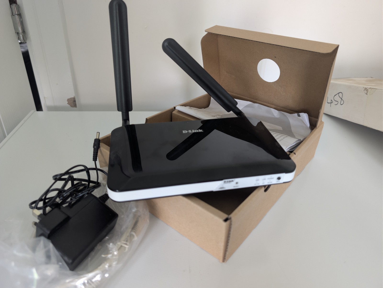 D-Link DWR-921 4G LTE Router N300 Wireless Mobile Broadband Sim Not Detected